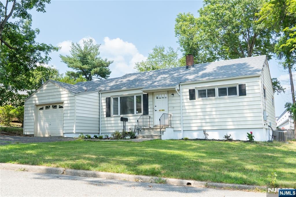 Welcome to 25 Lakeview Drive in Emerson! This beautifully renovated 3- – image 3