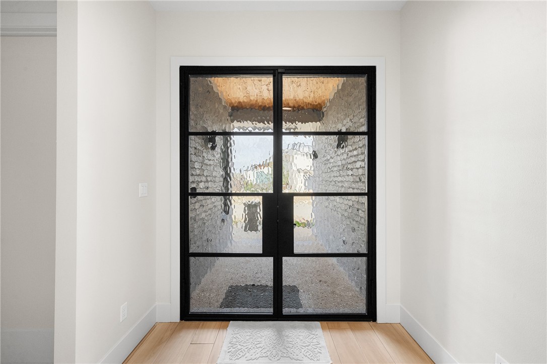 This stunning 4-bedroom, 4.5-bath modern home in Greens Prairie Reserv – image 5