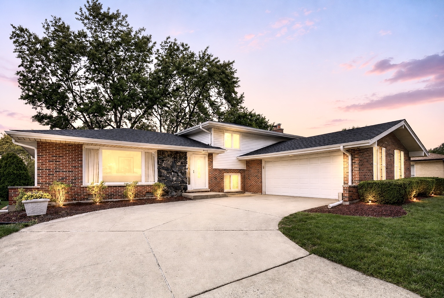Tucked away on a quiet street in the highly desirable Farmingdale Vill – image 2