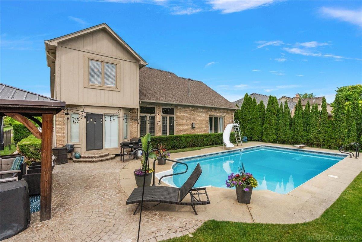 Rare find! Beautiful 4 Bedrom Split Level home with inground pool loca – image 12