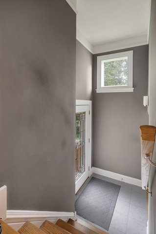 Meticulously maintained and thoughtfully updated, this charming Chicag – image 13