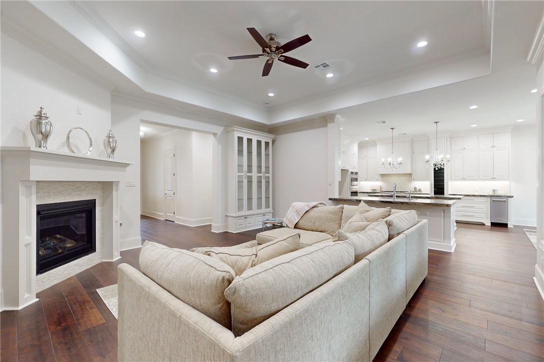 Elegant and refined new construction home located in the esteemed Mira – image 7