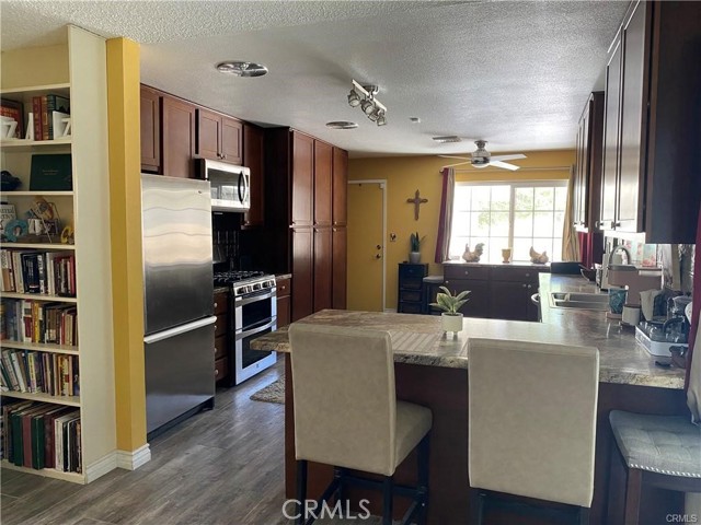 Ranch Style Single story home with over One acre lot - Sits high on a – image 4