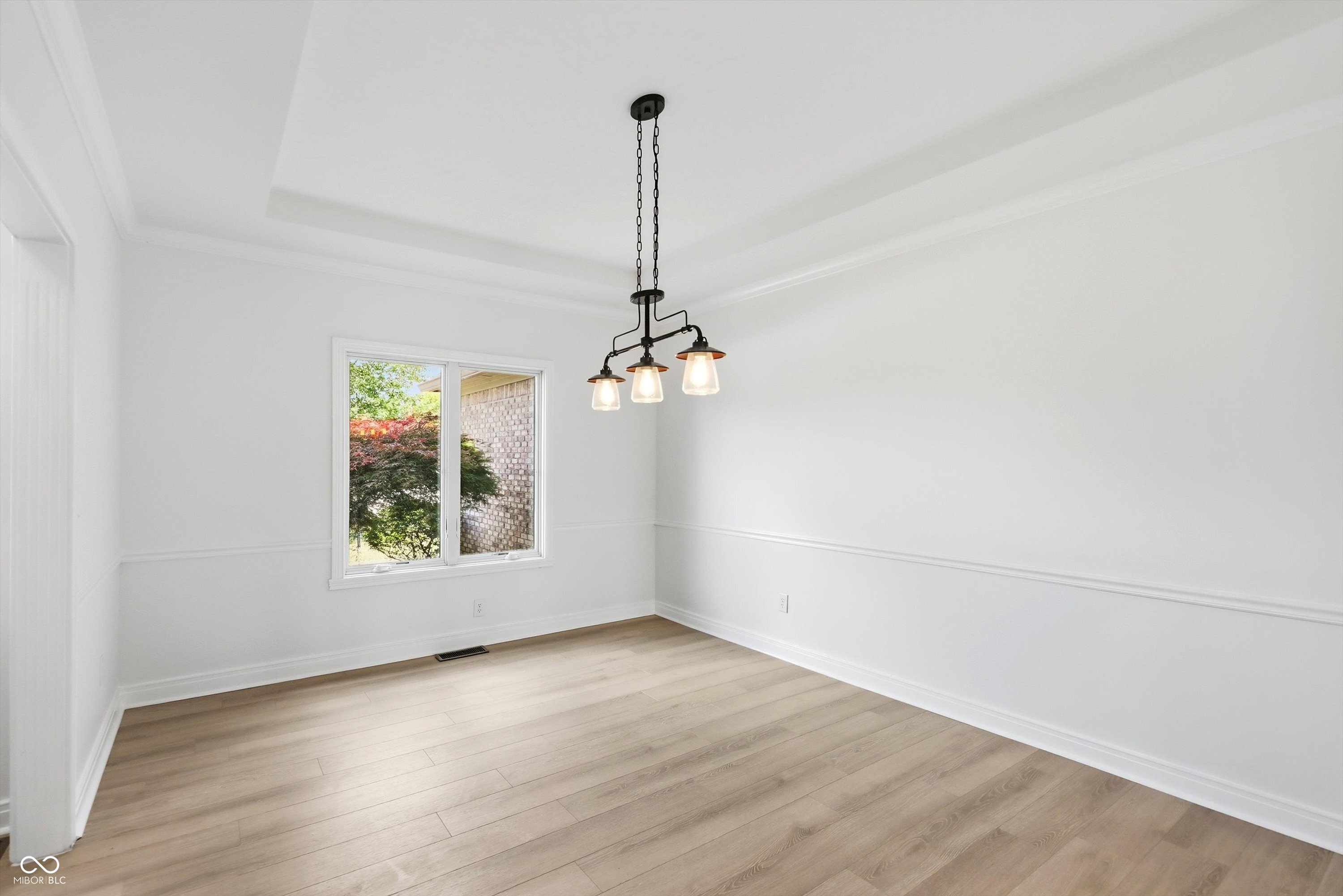 Welcome to this beautifully updated home in the highly sought-after Wa – image 7