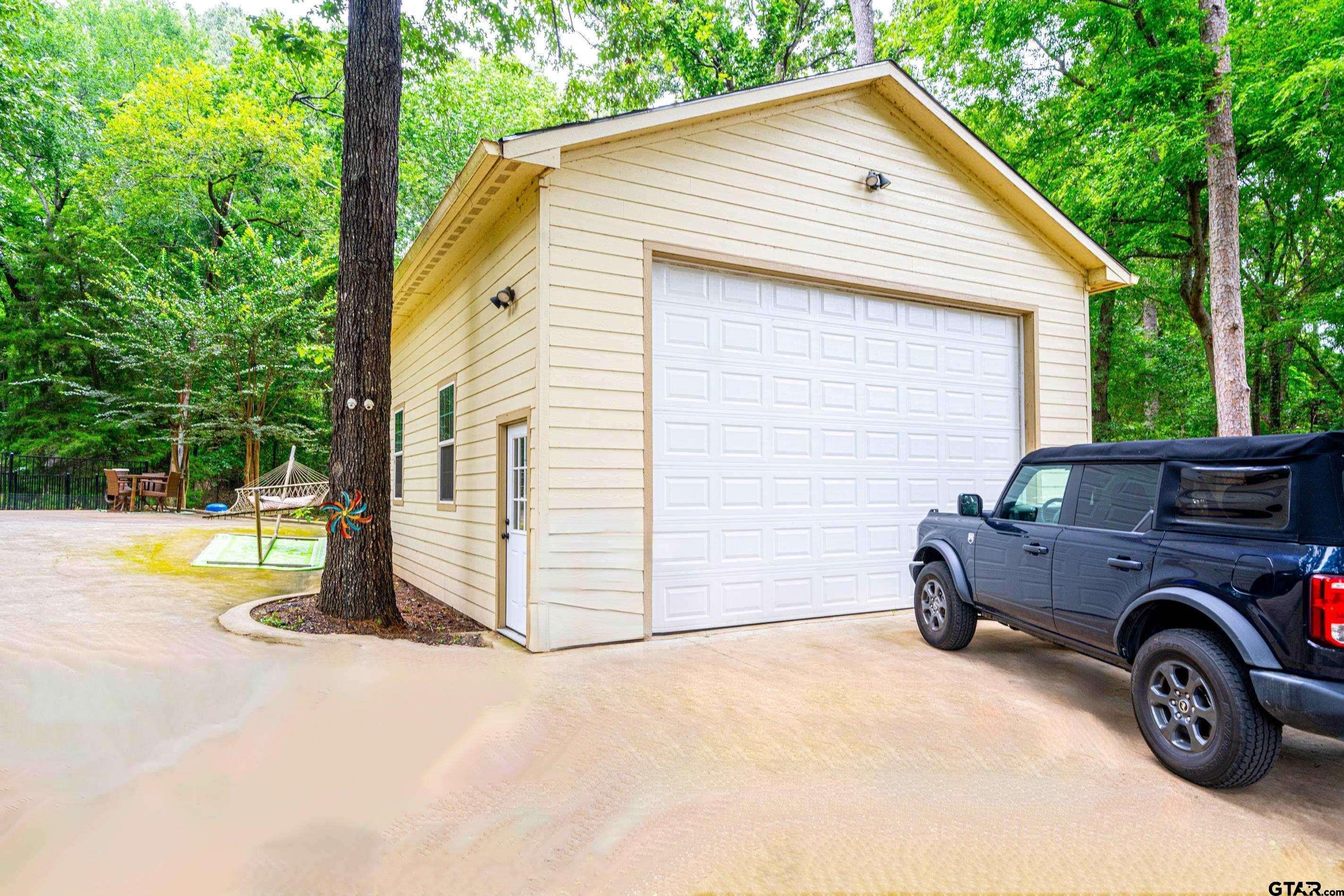 Located in the sought-after Tall Tree subdivision just across the stre – image 29