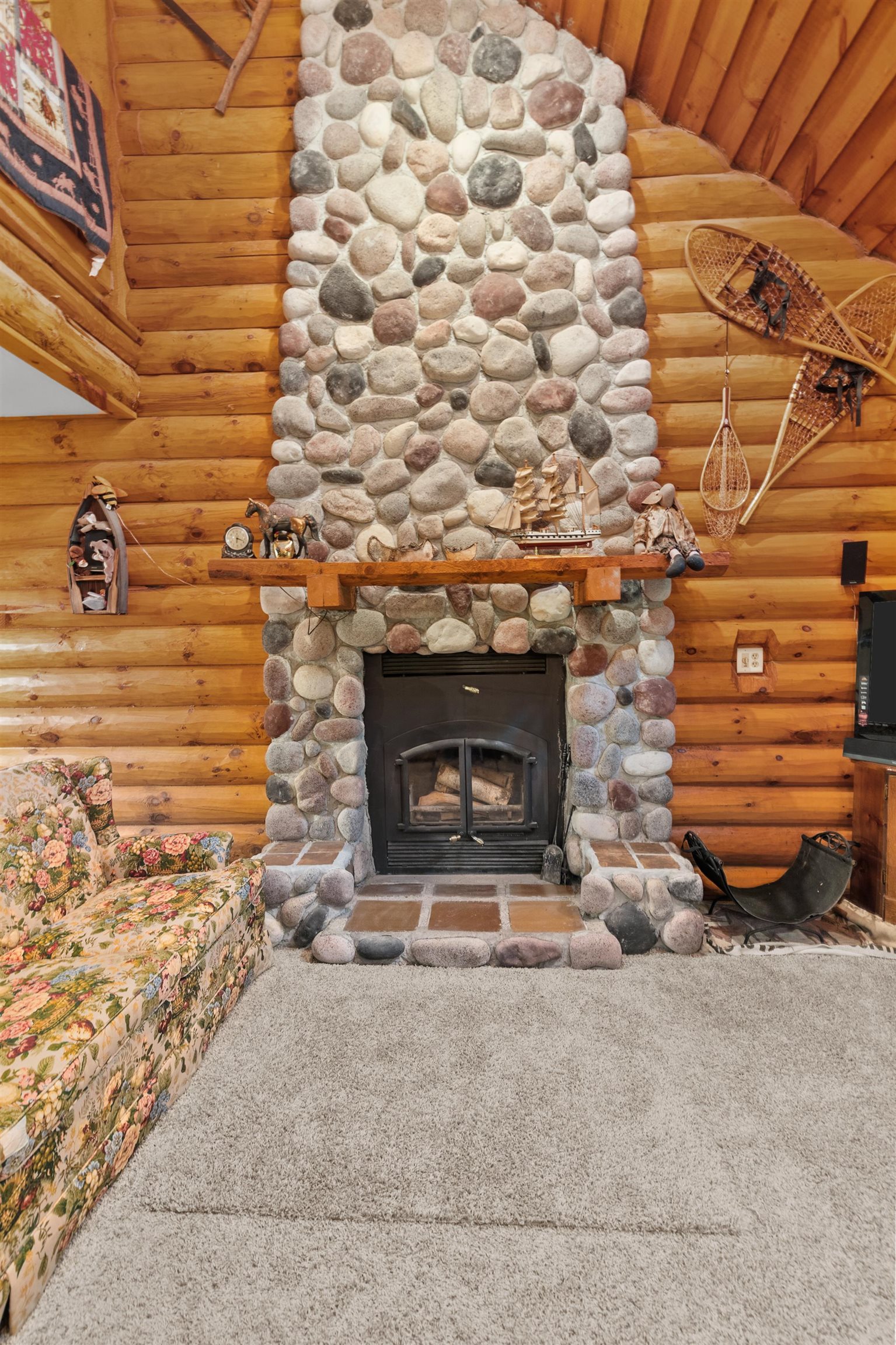 Experience the best of Legend Lake in this charming 1.5-story cottage. – image 10