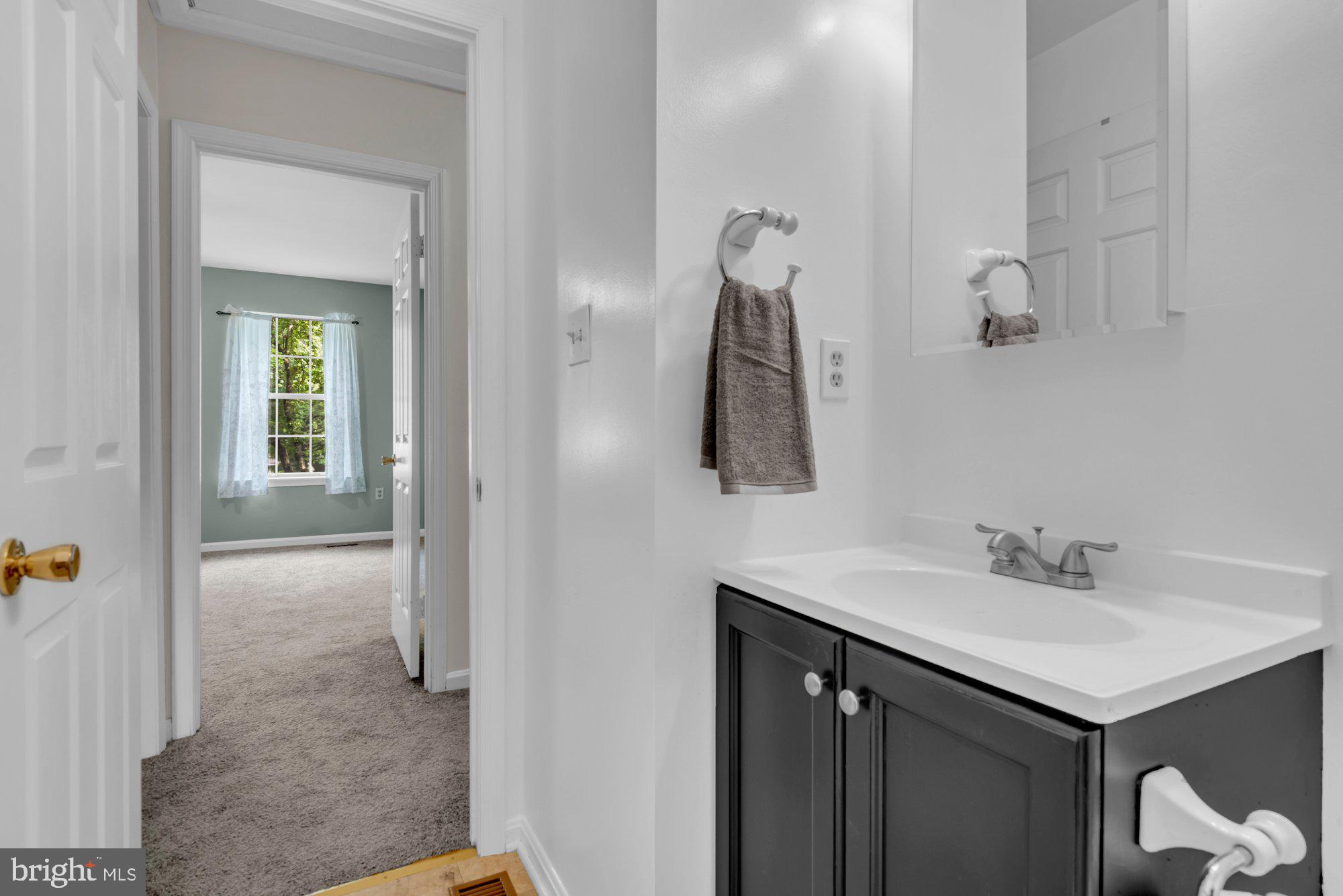 Well Cared for Home in Foxmoor located in a Cul-De-Sac. Fresh Paint, W – image 28