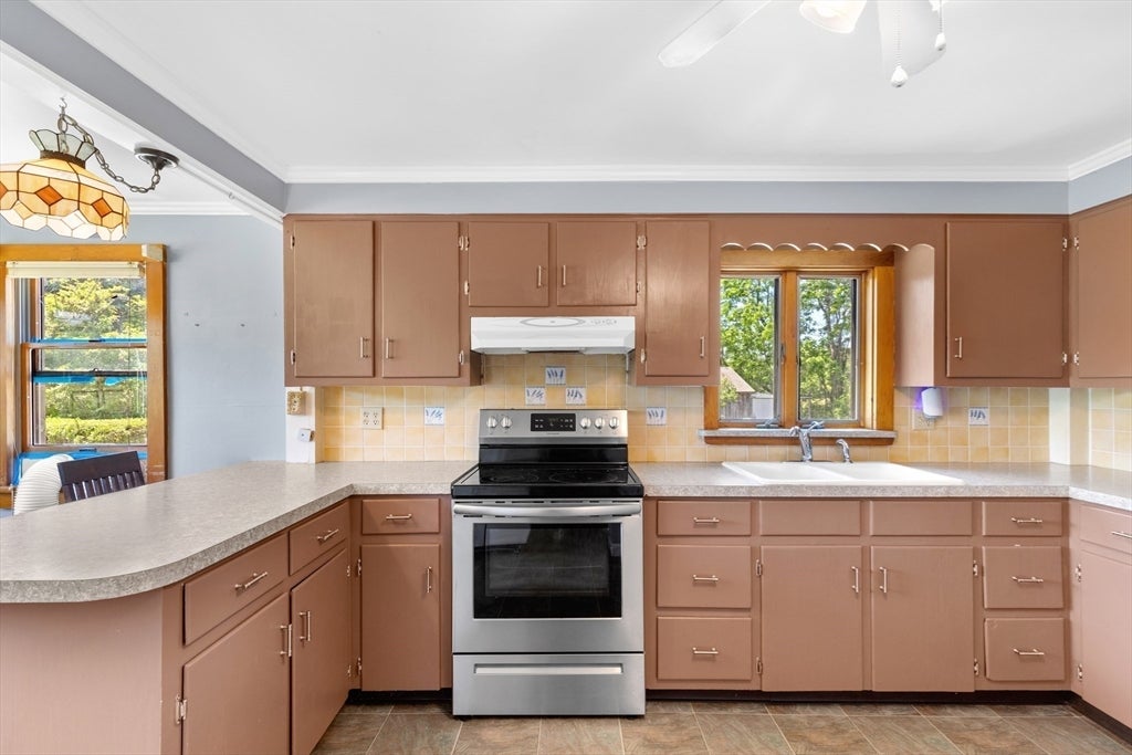 Nestled on over 2 acres, this Classic New England Cape offers the perf – image 7