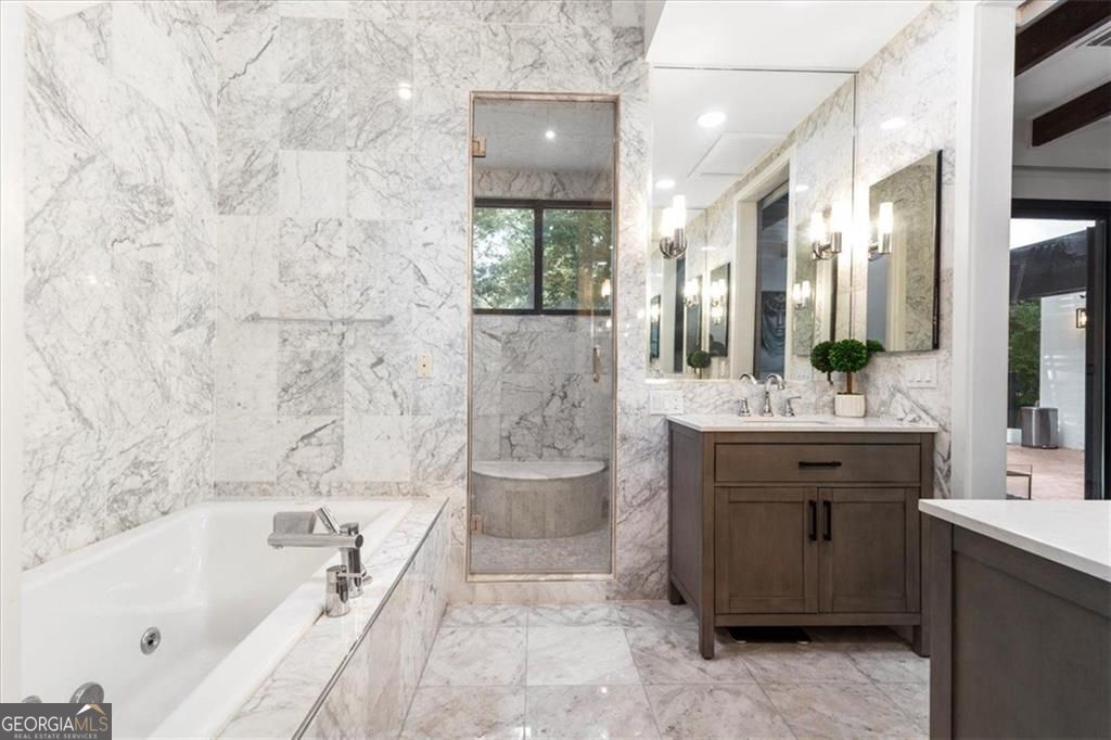 Gracious proportions and well-defined living spaces offer the perfect – image 28