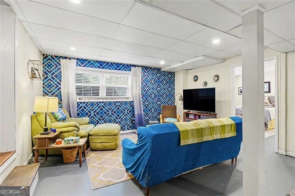 Beautifully updated and ideally located in the heart of Dunwoody, this – image 14