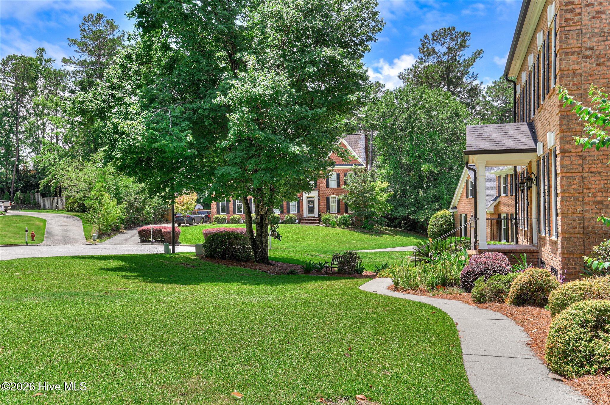 Welcome to this stunning brick home nestled on a quiet cul-de-sac in t – image 4