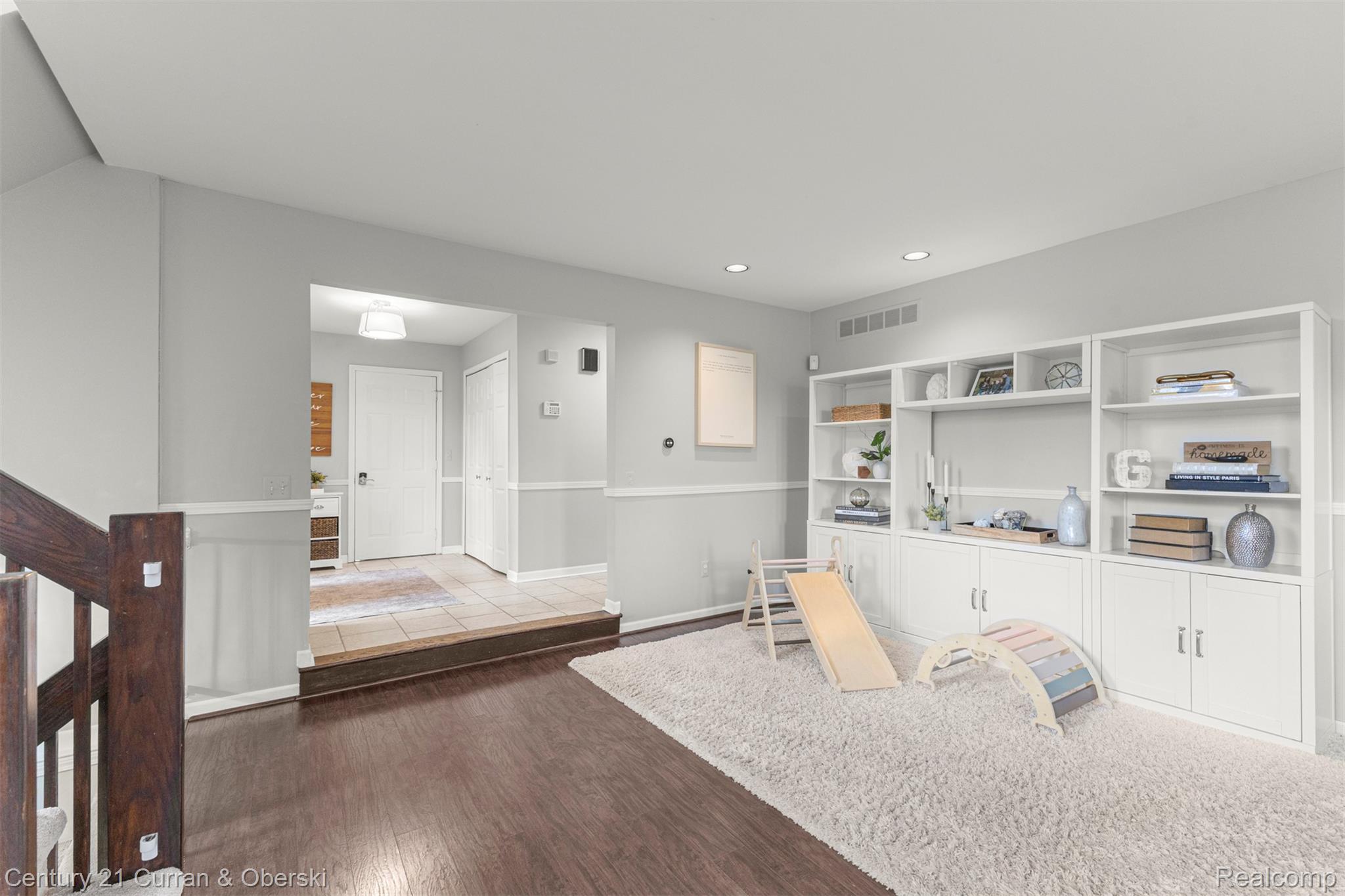 Welcome to 30999 Sudbury Street in Farmington Hills. This beautifully – image 13