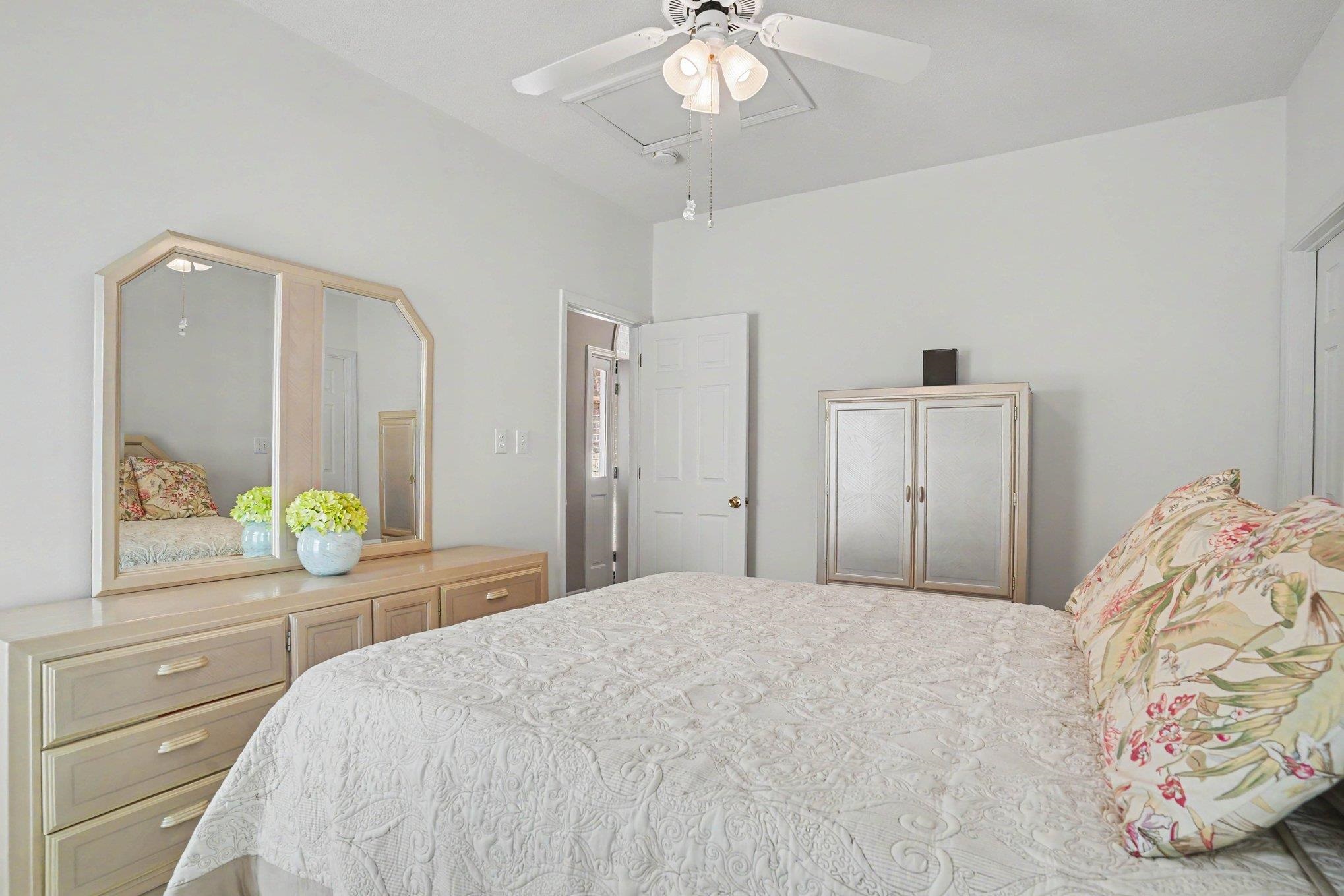 Do not miss this gorgeous updated 3 bed 2 bath single level home locat – image 28