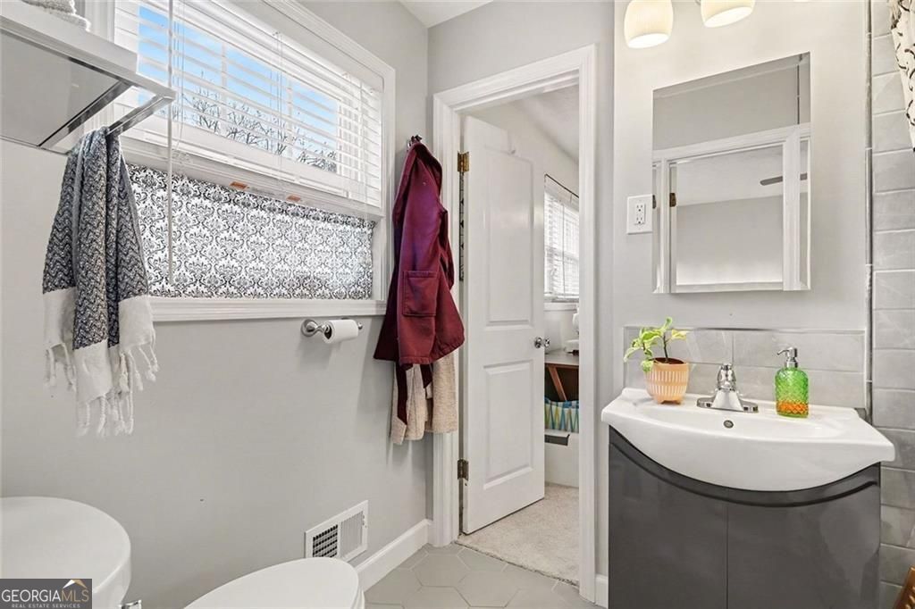 Beautifully updated and ideally located in the heart of Dunwoody, this – image 15