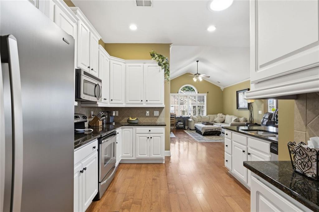 Welcome to this lovely home in the highly sought-after Orchards of Bra – image 10