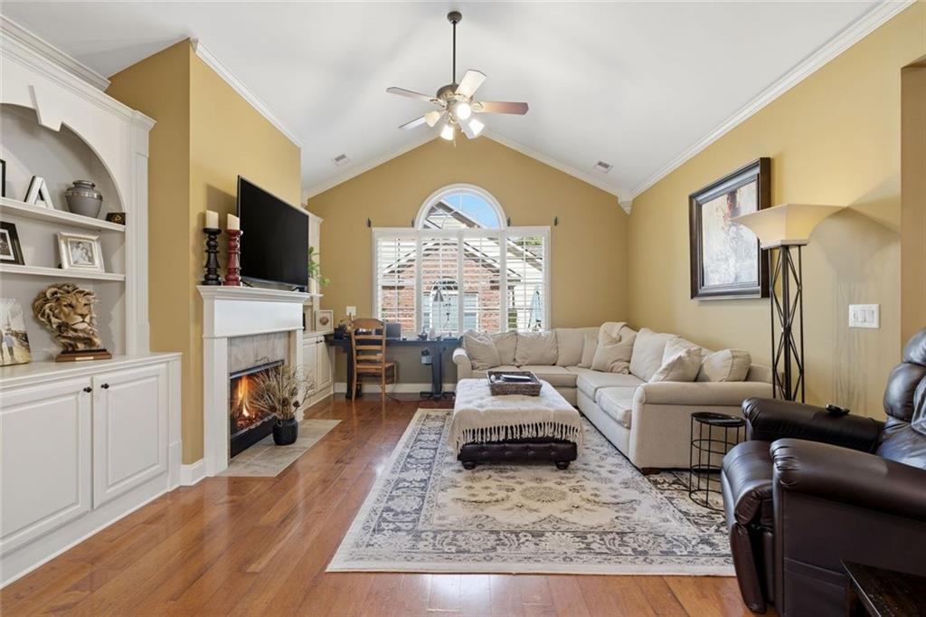 Welcome to this lovely home in the highly sought-after Orchards of Bra – image 14