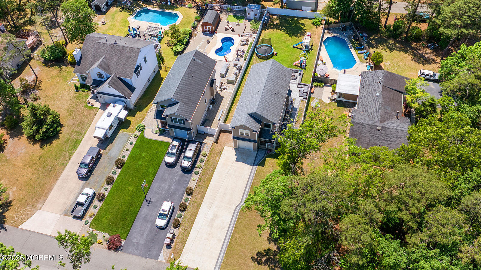 Beautifully maintained 3-bedroom, 2.5-bath home featuring an open-conc – image 36