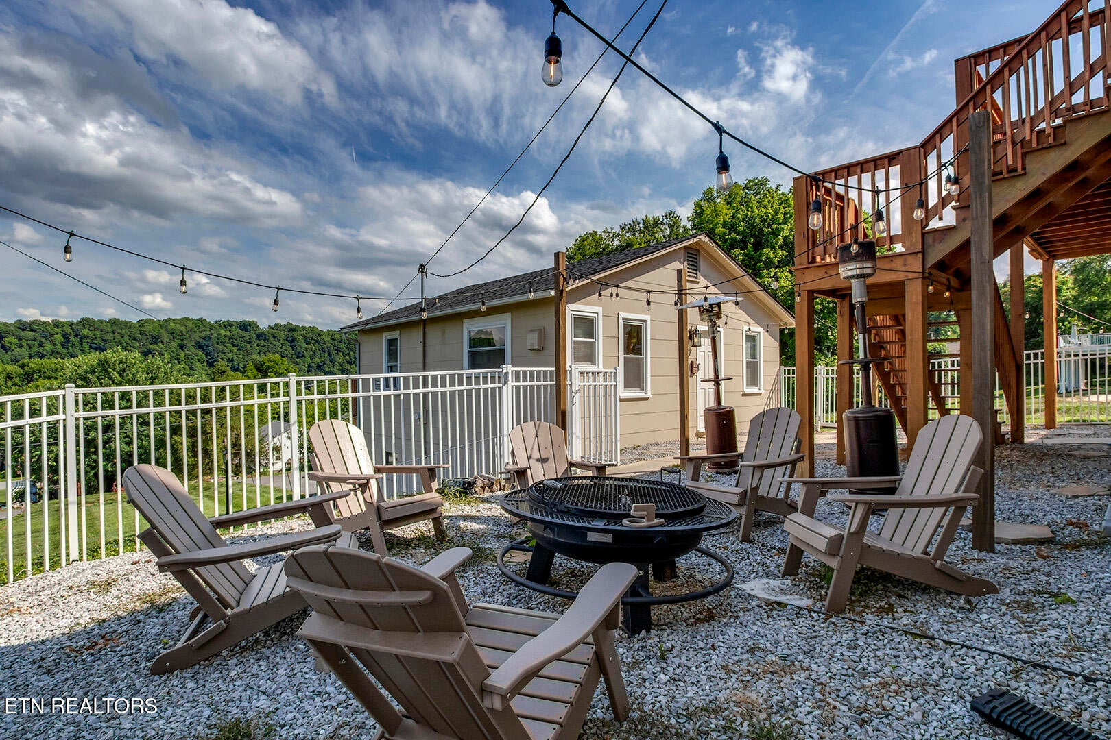 Are you looking for an adorable home with character, comfort, and styl – image 57