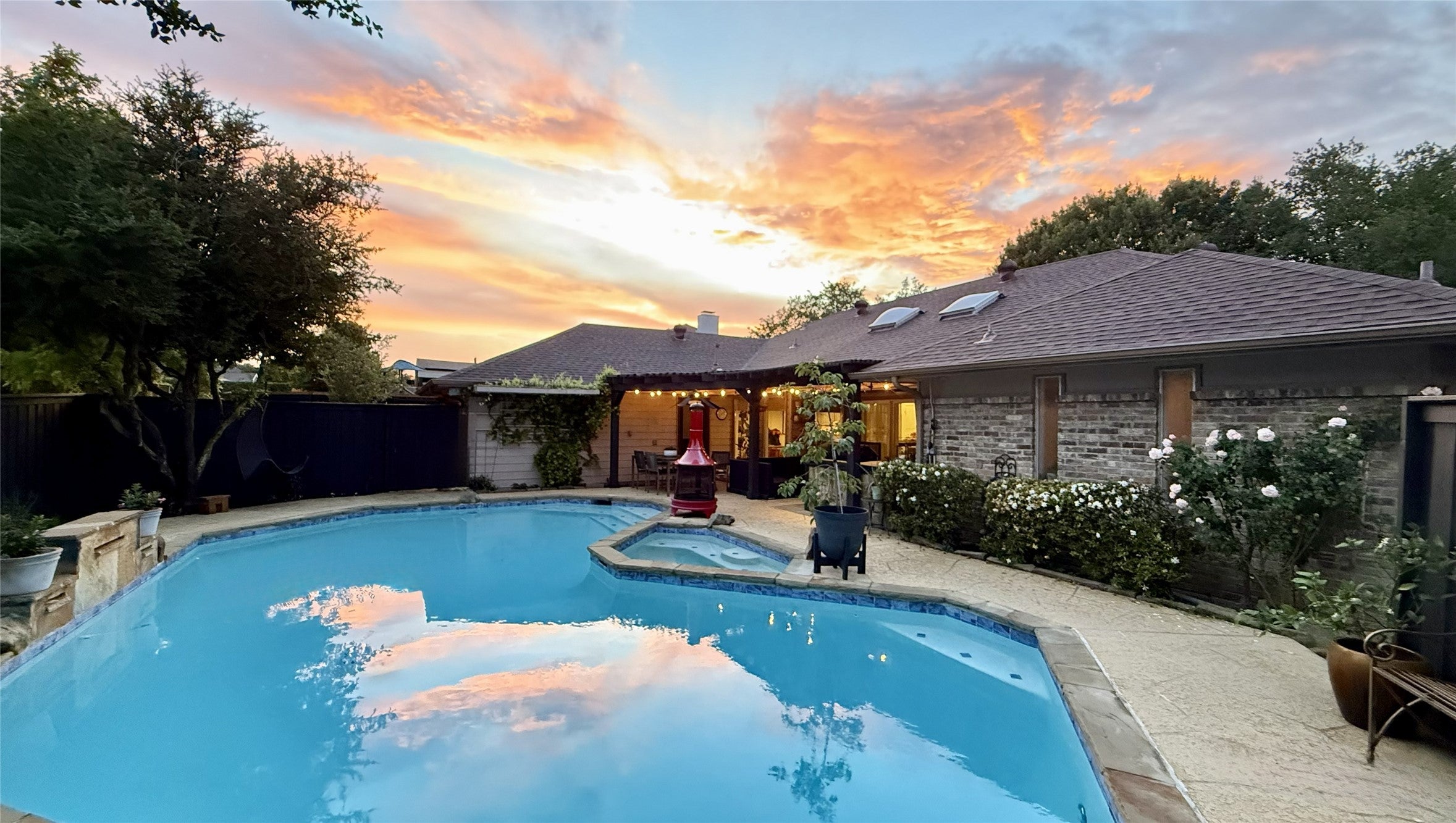 PRICED TO SELL! Practicality meets elegance in this Far North Dallas h – image 22