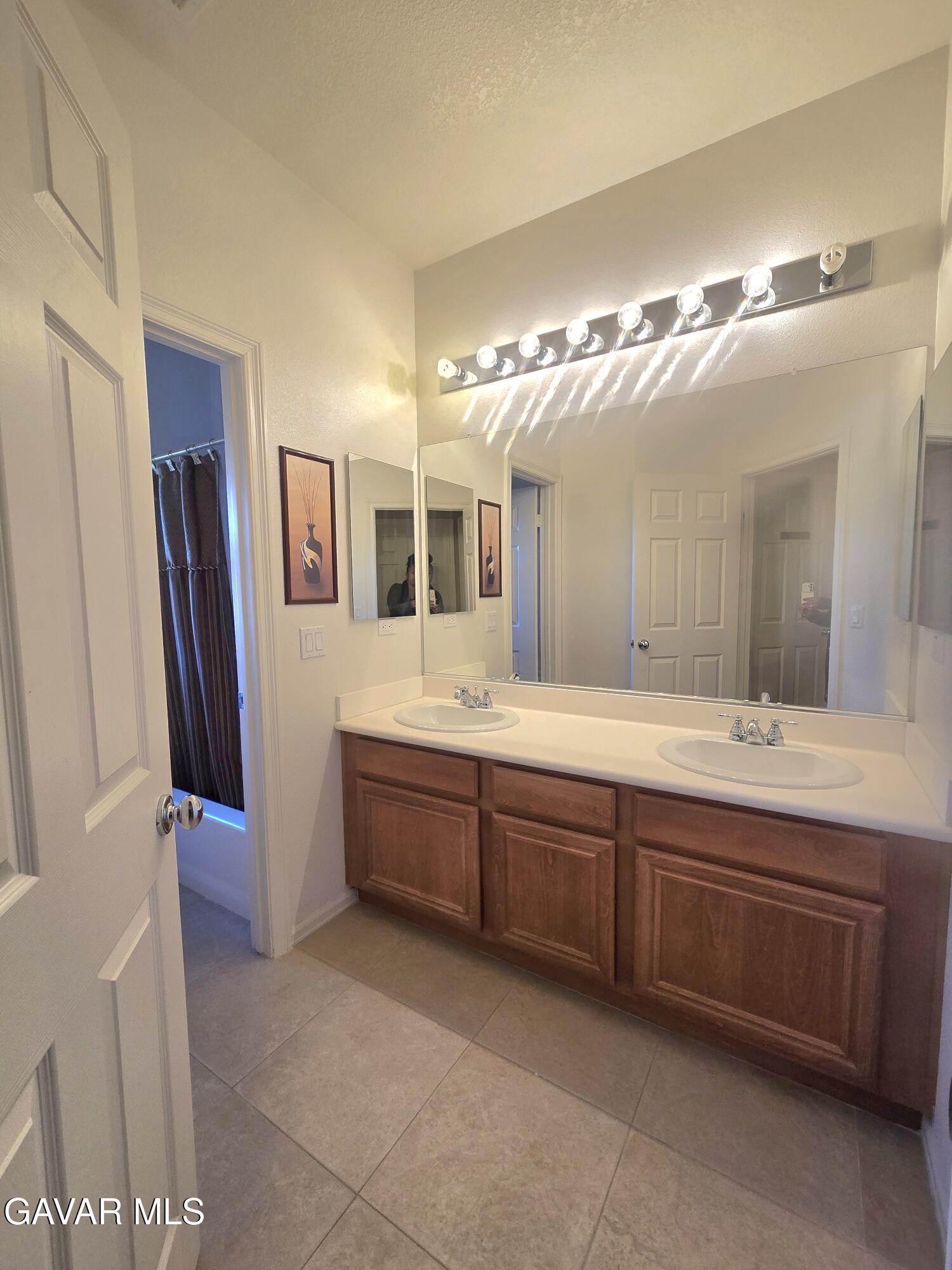Stunning 5-bedroom, 4-bathroom, 2-story single-family home in the high – image 31