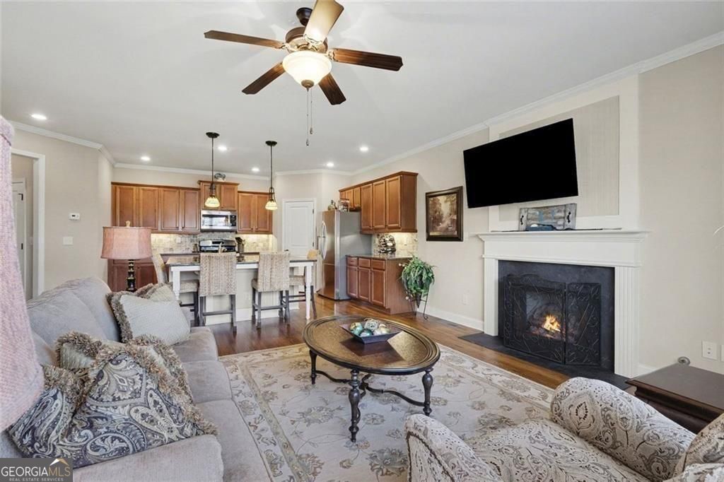 $5000 to BUYERS closing costs with acceptable offer! Beautiful east fa – image 6