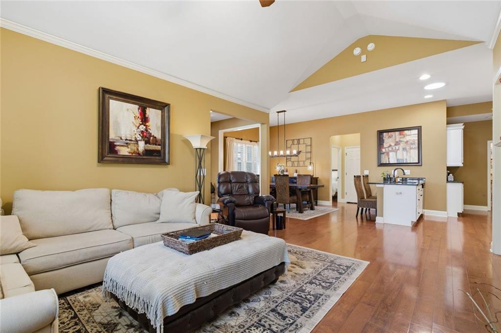 Welcome to this lovely home in the highly sought-after Orchards of Bra – image 17