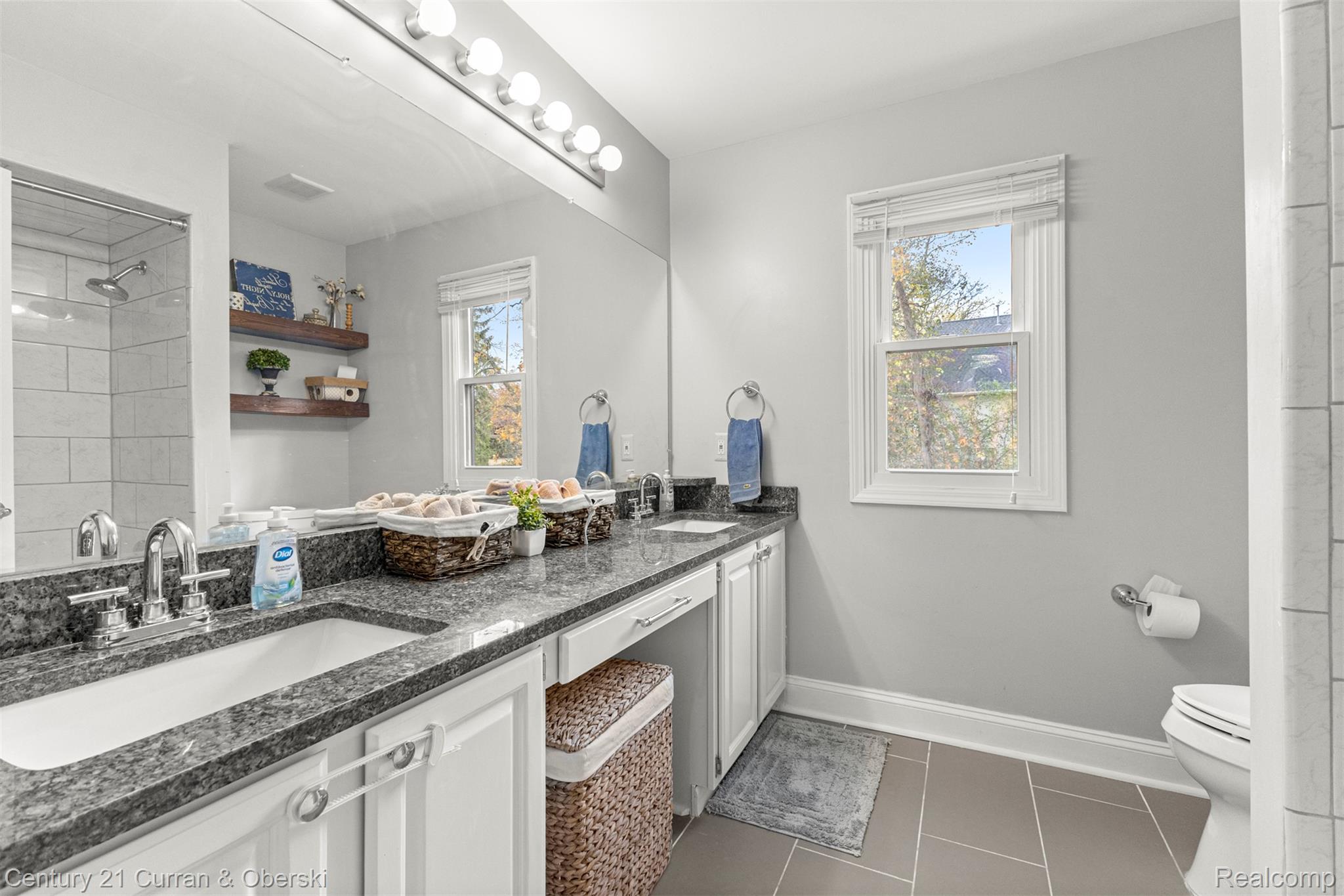 Welcome to 30999 Sudbury Street in Farmington Hills. This beautifully – image 39