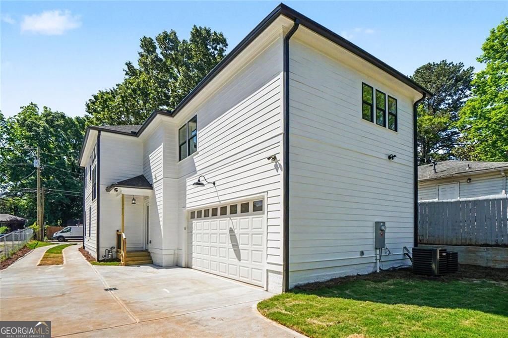 Welcome to this beautifully designed two-story home conveniently locat – image 30