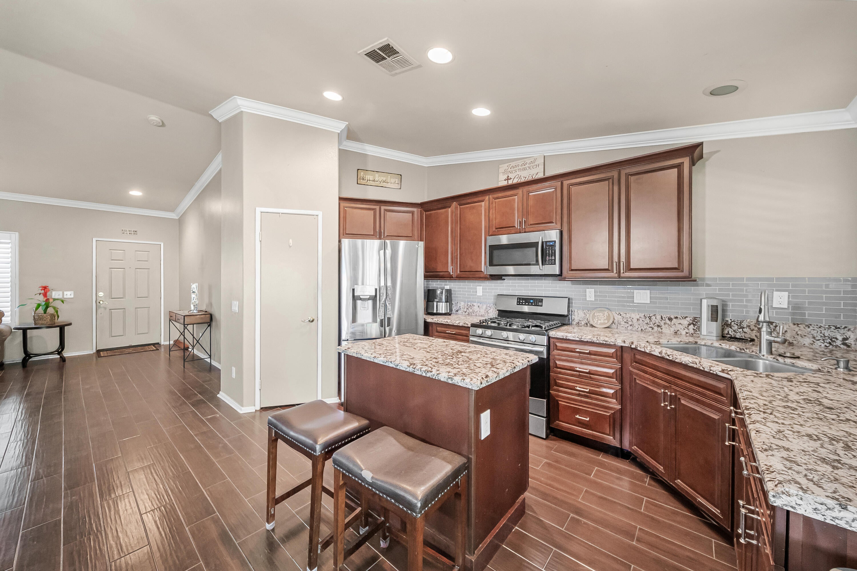 Welcome to this beautiful home in the highly desirable Villa Montego c – image 10