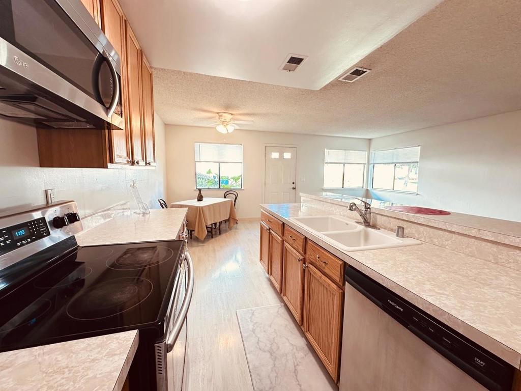 Who Wouldnt Want to live in desirable Capitola Knolls Community! Nestl – image 4