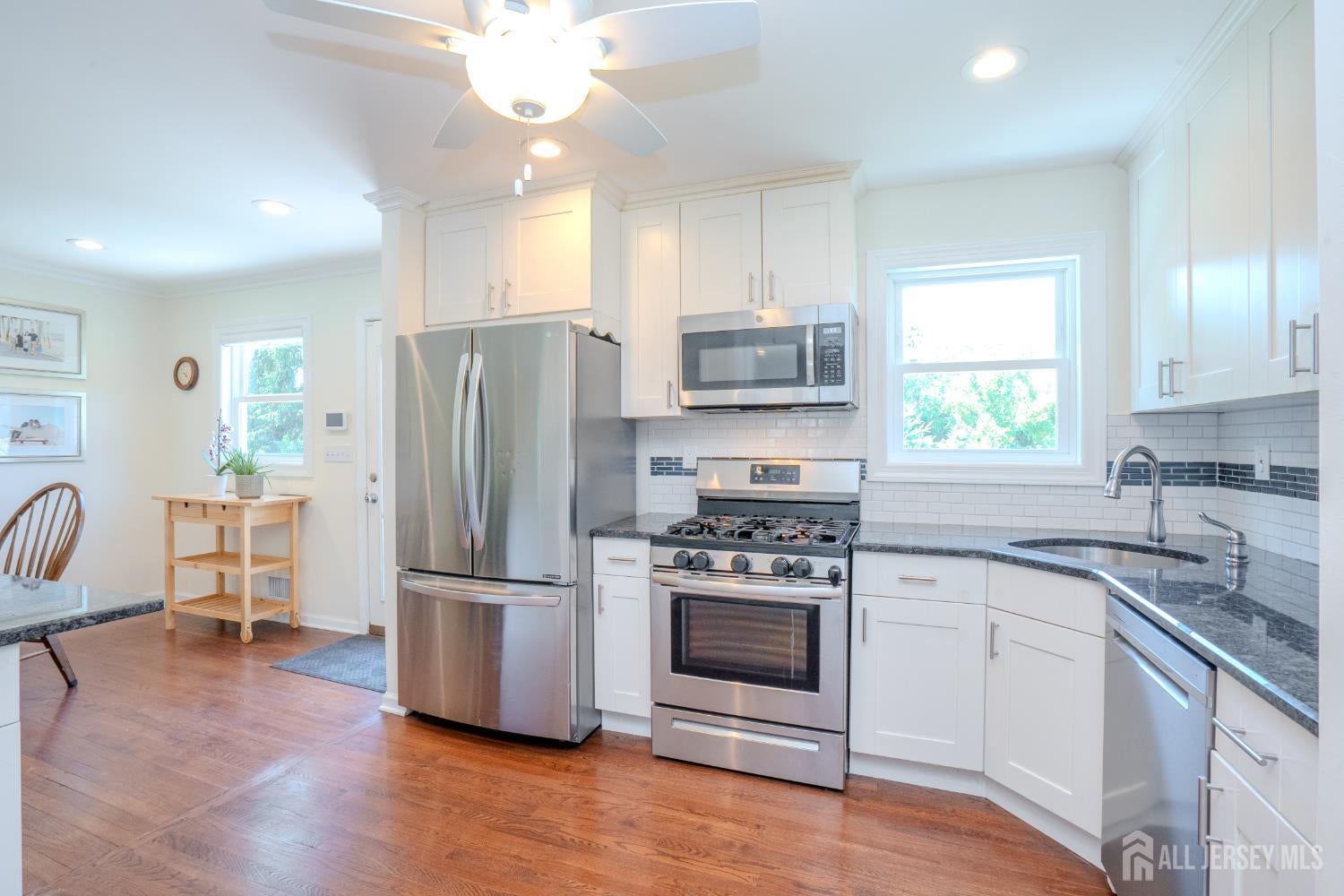 This lovely Cape Cod-style home is located in the highly desirable Far – image 12