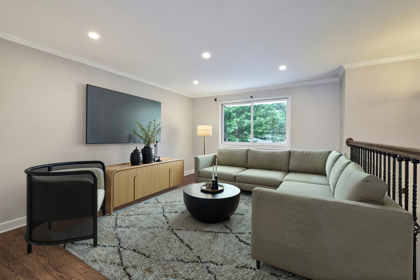 Beautifully updated and highlighted by an exceptional 25x24 detached h – image 2
