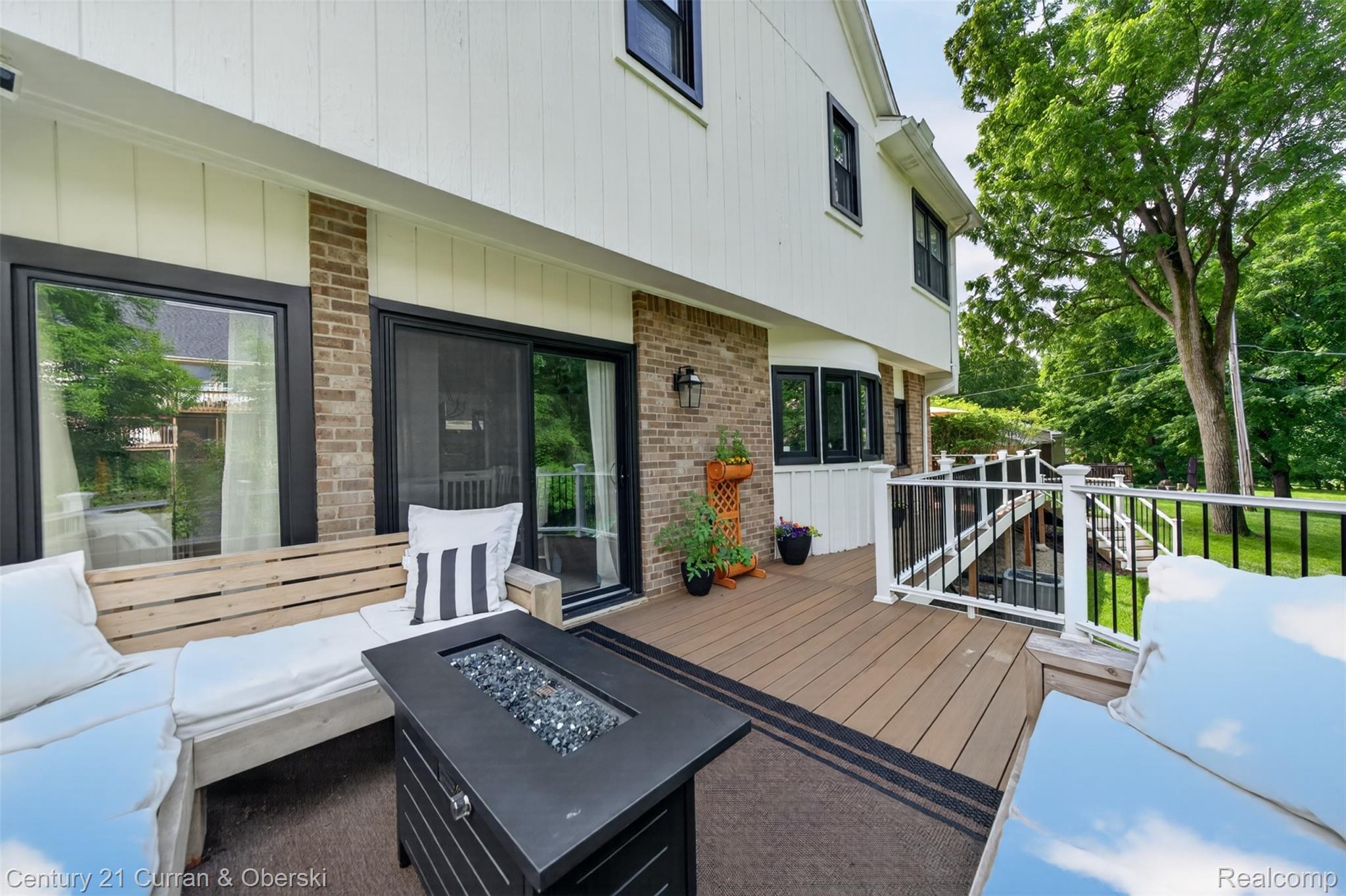 Welcome to 30999 Sudbury Street in Farmington Hills. This beautifully – image 60