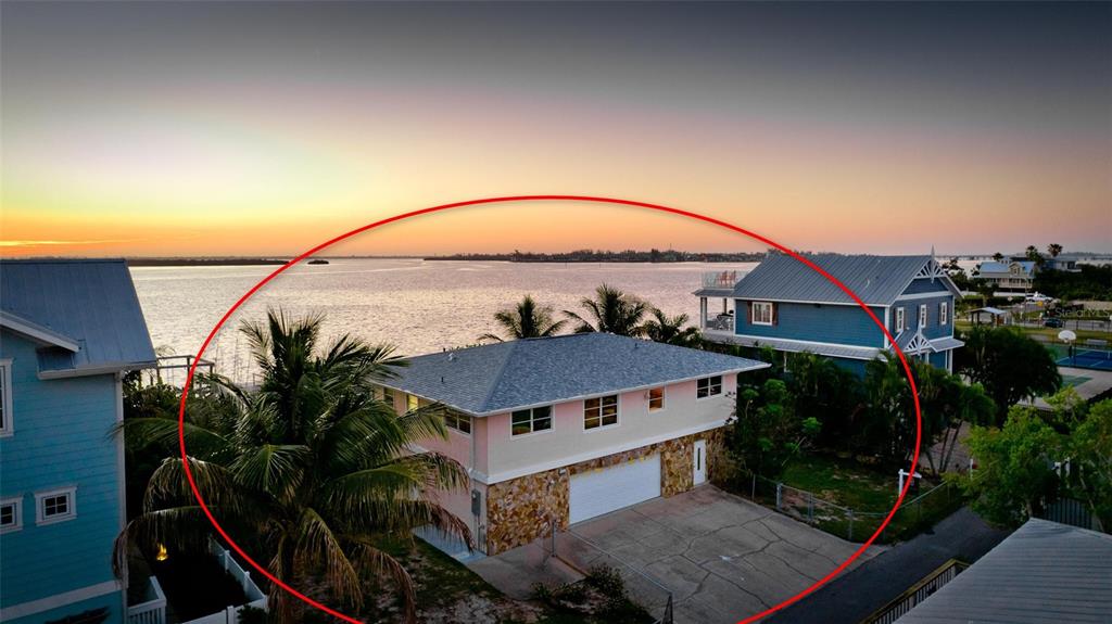 CONFIRMED POTENTIAL FOR TWO BUILDABLE WATERFRONT LOTS - This rare offe – image 4
