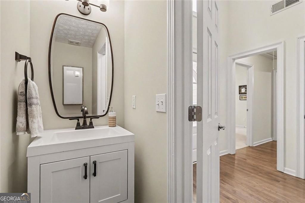 Welcome to this stunning home in beautiful Grayson, Georgia. Professio – image 22