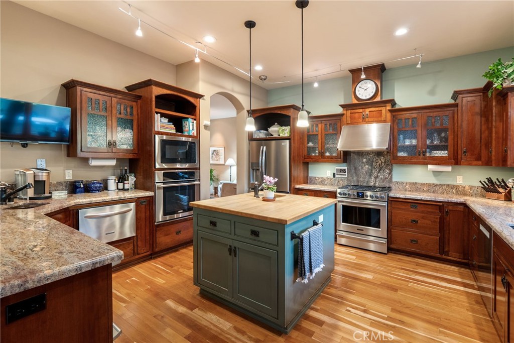 Located on the desirable West Side of Paso Robles, this custom-built 2 – image 11