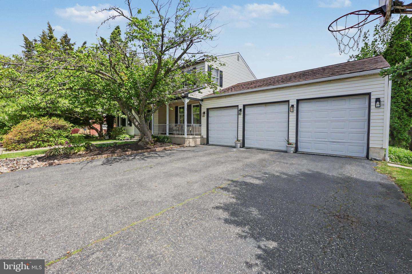Located in the Ridley school district, dont wait to see this spacious, – image 2