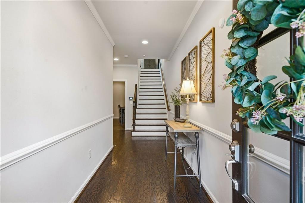 This beautifully maintained townhome in Sandy Springs offers an except – image 6