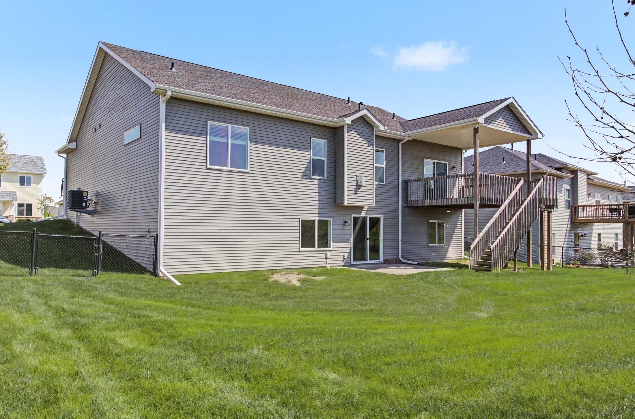 Beautifully crafted 1-story walk-out home in the highly desirable Sout – image 4
