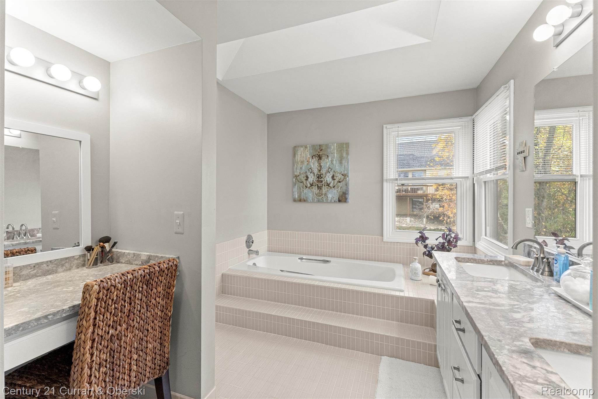 Welcome to 30999 Sudbury Street in Farmington Hills. This beautifully – image 32