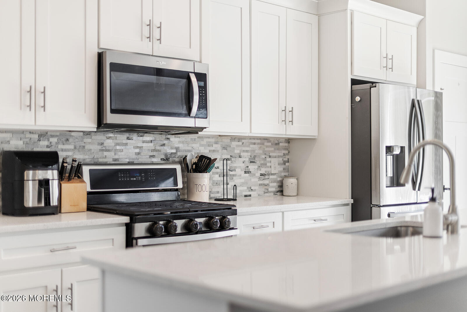 Beautifully maintained 3-bedroom, 2.5-bath home featuring an open-conc – image 3