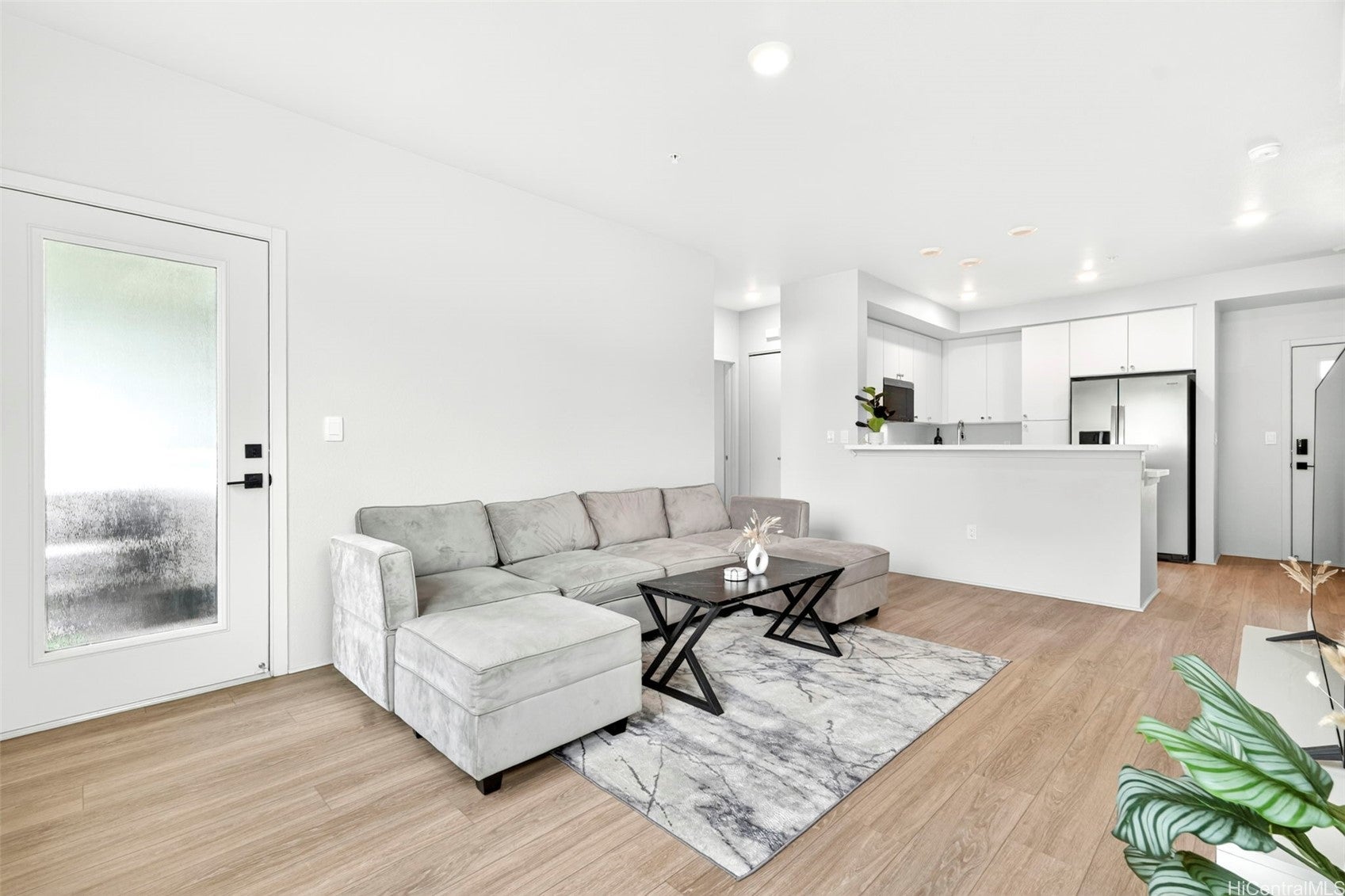 Welcome home to this beautifully maintained corner townhome at Kapili – image 5