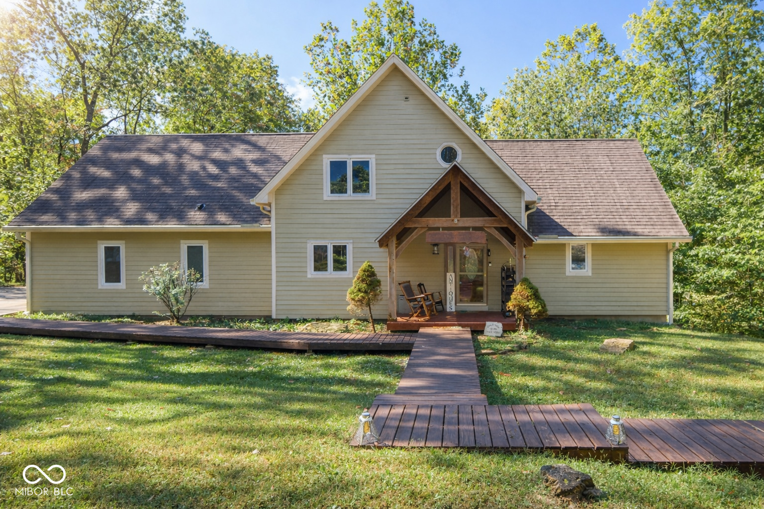 Custom red oak timber-frame home with Lake Monroe views, located in Sa – image 2