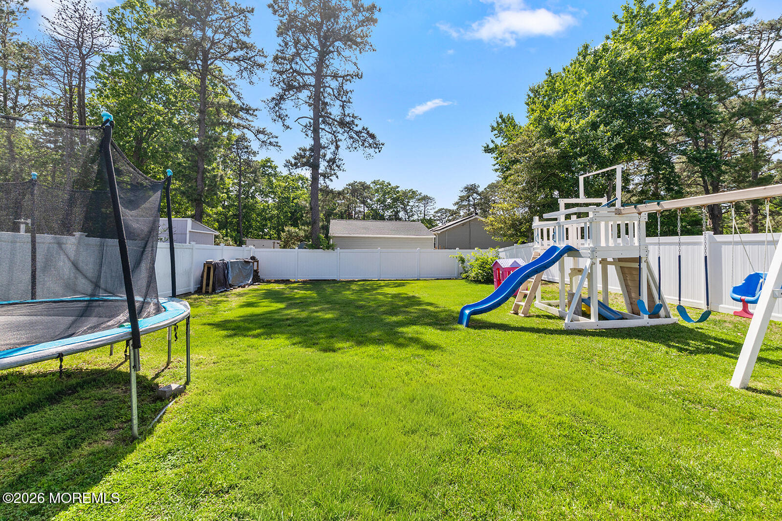 Beautifully maintained 3-bedroom, 2.5-bath home featuring an open-conc – image 29