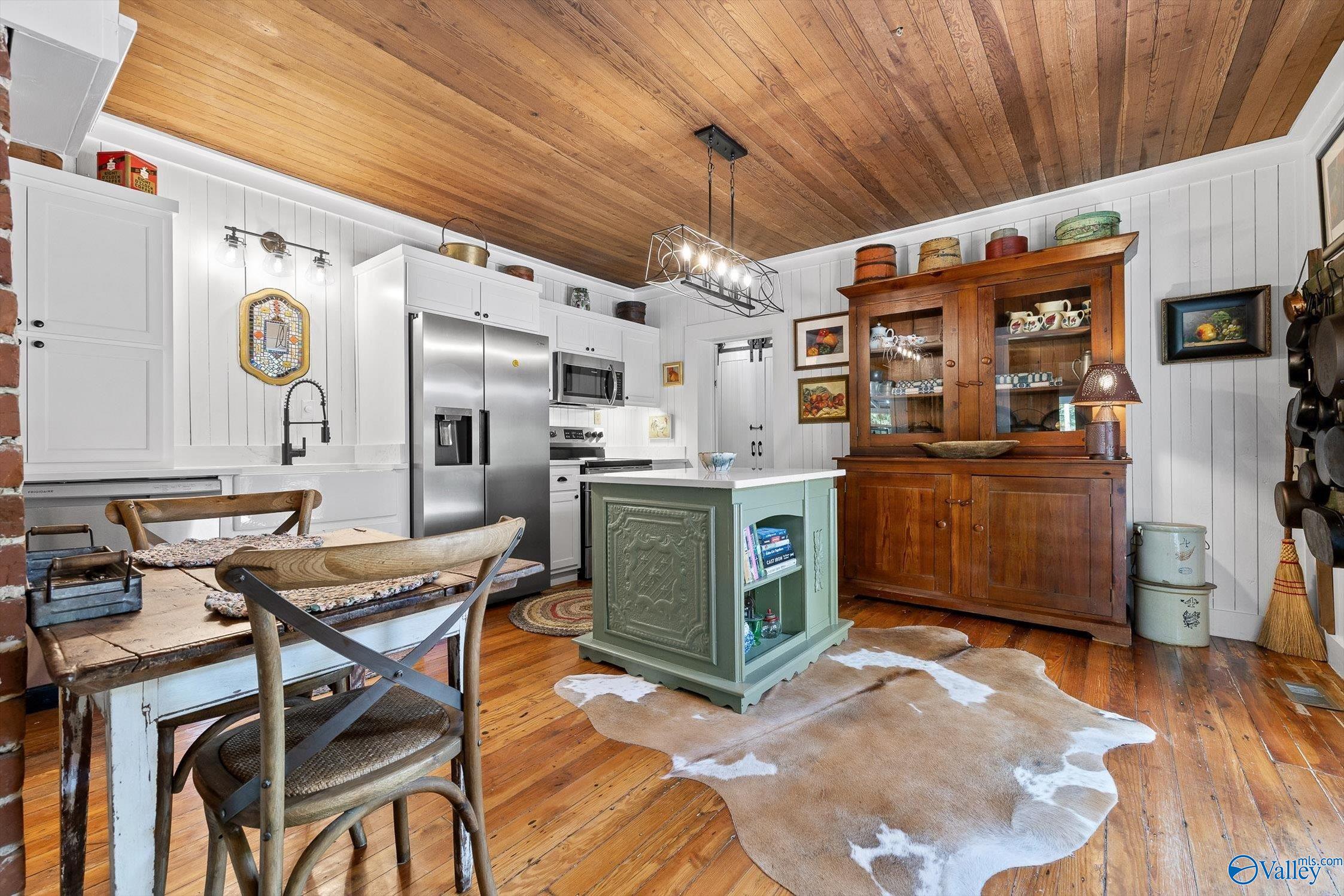 Irreplaceable Mentone charm meets thoughtful updates. Built in 1935, t – image 5