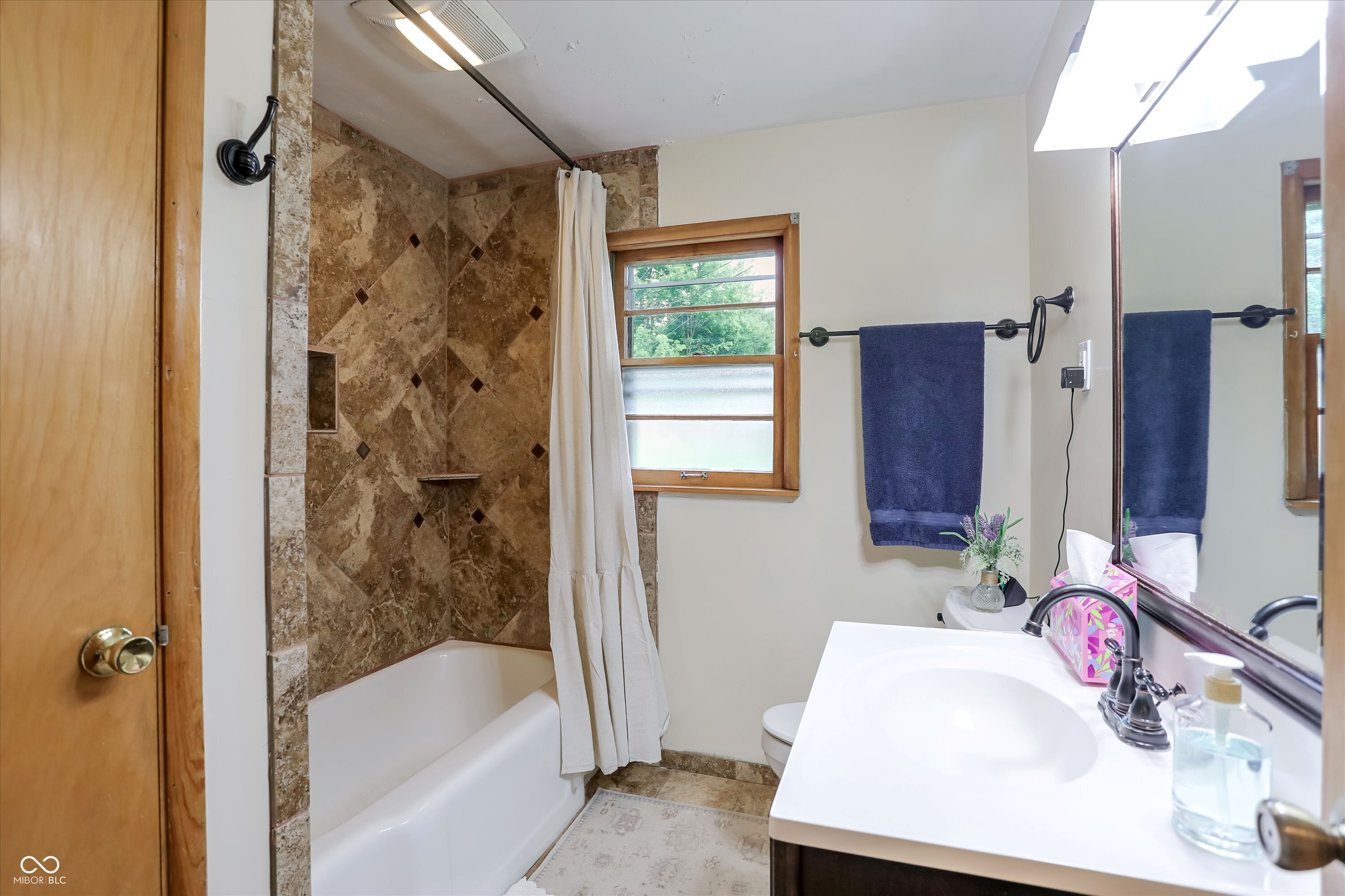 410 410 W Ash Street, Zionsville, Indiana, 46077, USA, 3 Bedrooms Bedrooms, ,2 BathroomsBathrooms,Residential,For Sale,410 W Ash Street,3dd59809-0021-48b9-a32f-4220e5