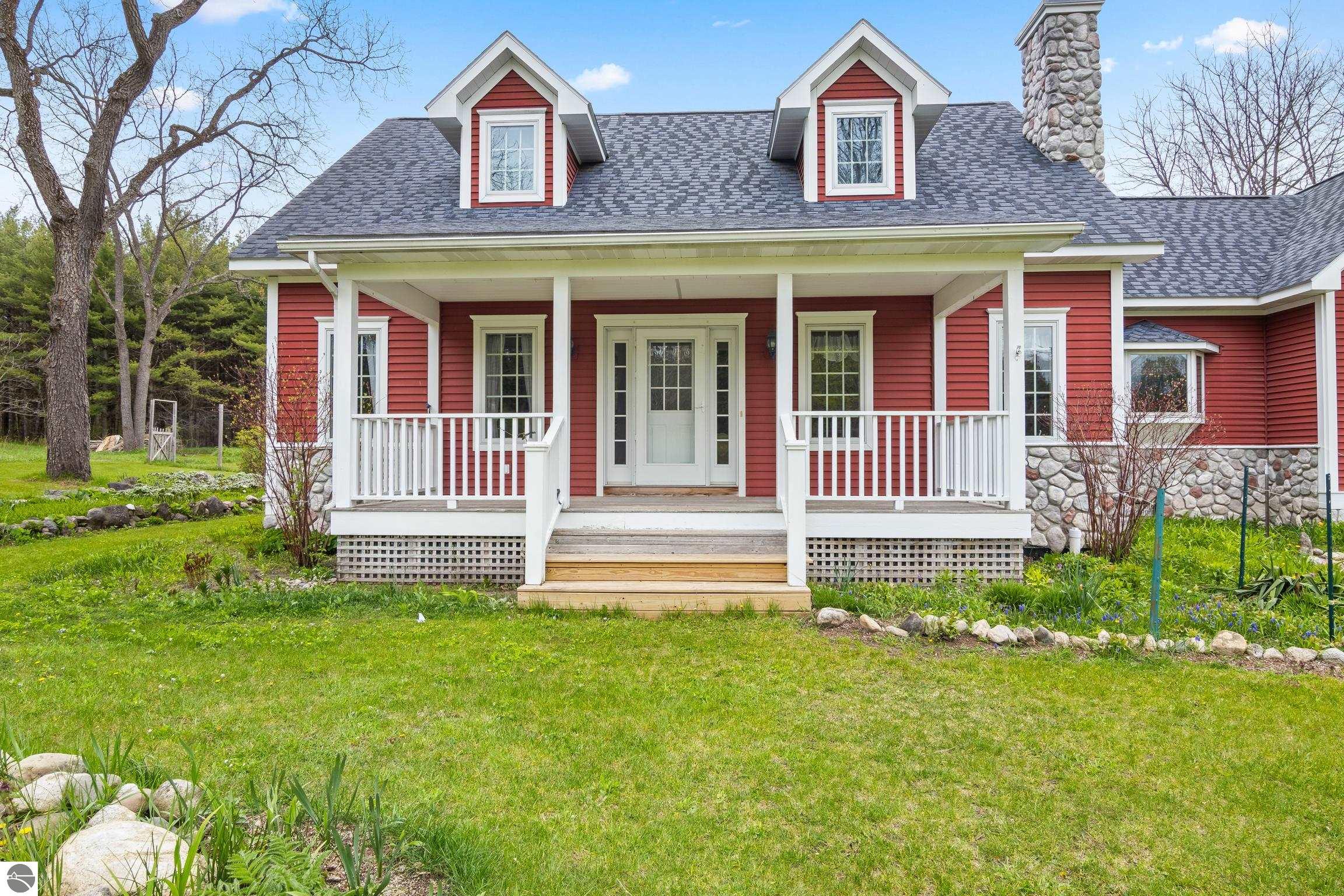 This 3-bedroom, 2.5-bath farmhouse offers a property designed for coun – image 1