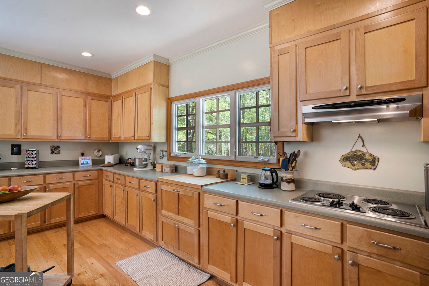 Experience the epitome of country living on this expansive 10+ acre pr – image 7
