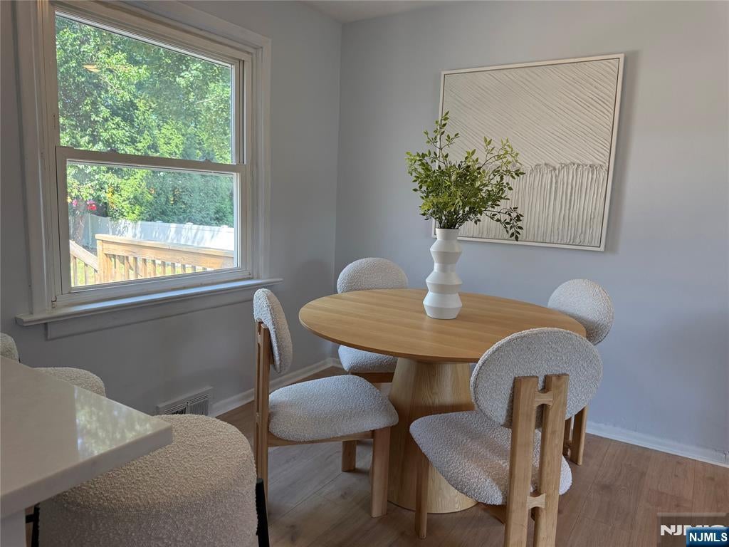Welcome to 25 Lakeview Drive in Emerson! This beautifully renovated 3- – image 23