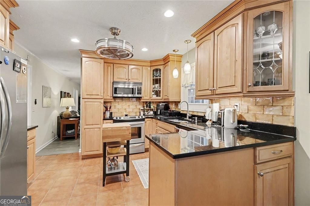 Beautifully updated and ideally located in the heart of Dunwoody, this – image 10